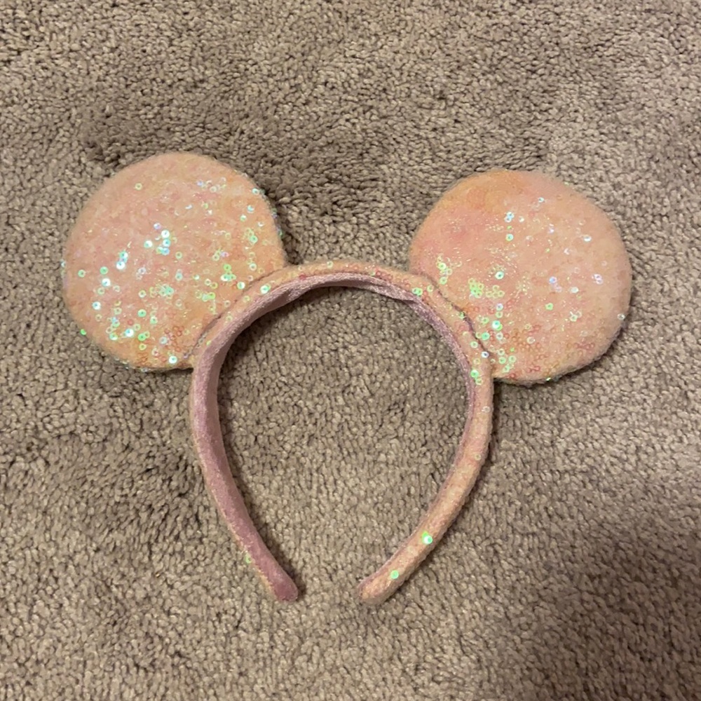 White Minnie Mouse ears, no bow. EUC